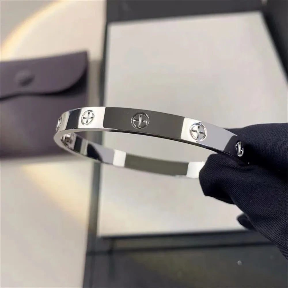 Zircon-Detail Cross Nail Nut Bangle